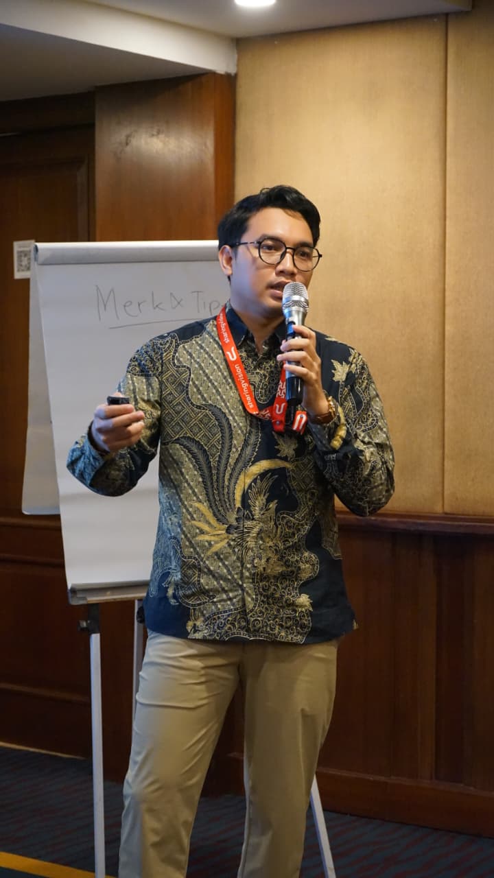 Faisal Sugangga delivering CITPE training in batik beside a flip chart